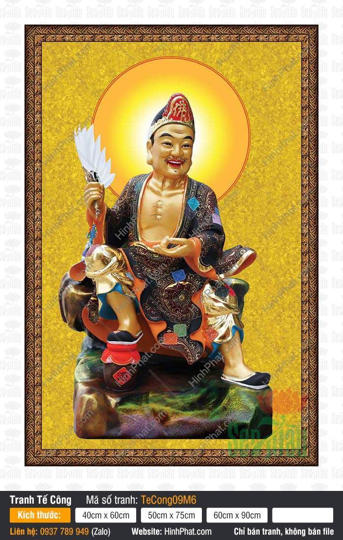 Hình Ảnh Tế Công Hoạt Phật TeCong09M6 Hình Ảnh Tế Công Hoạt Phật TeCong09M6 khắc họa ngài mặc y sẫm màu cầm quạt lông trắng