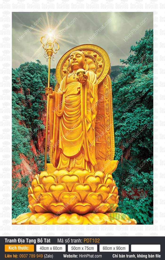 Hình Địa Tạng Bồ Tát PDT102 Tôn tượng Địa Tạng Bồ Tát PDT102 toàn thân mạ vàng đứng trên đài sen giữa núi rừng xanh mướt.
